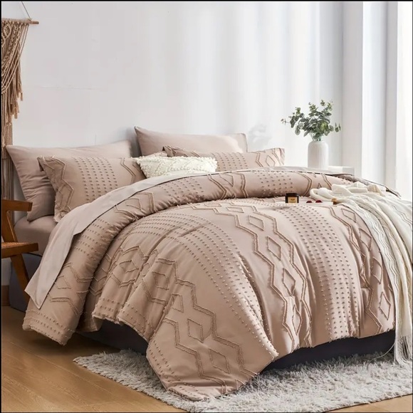 Beautiful Ivory Tan Bedding Set - Picture 2 of 7